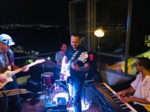 Músicos tocando en un bar