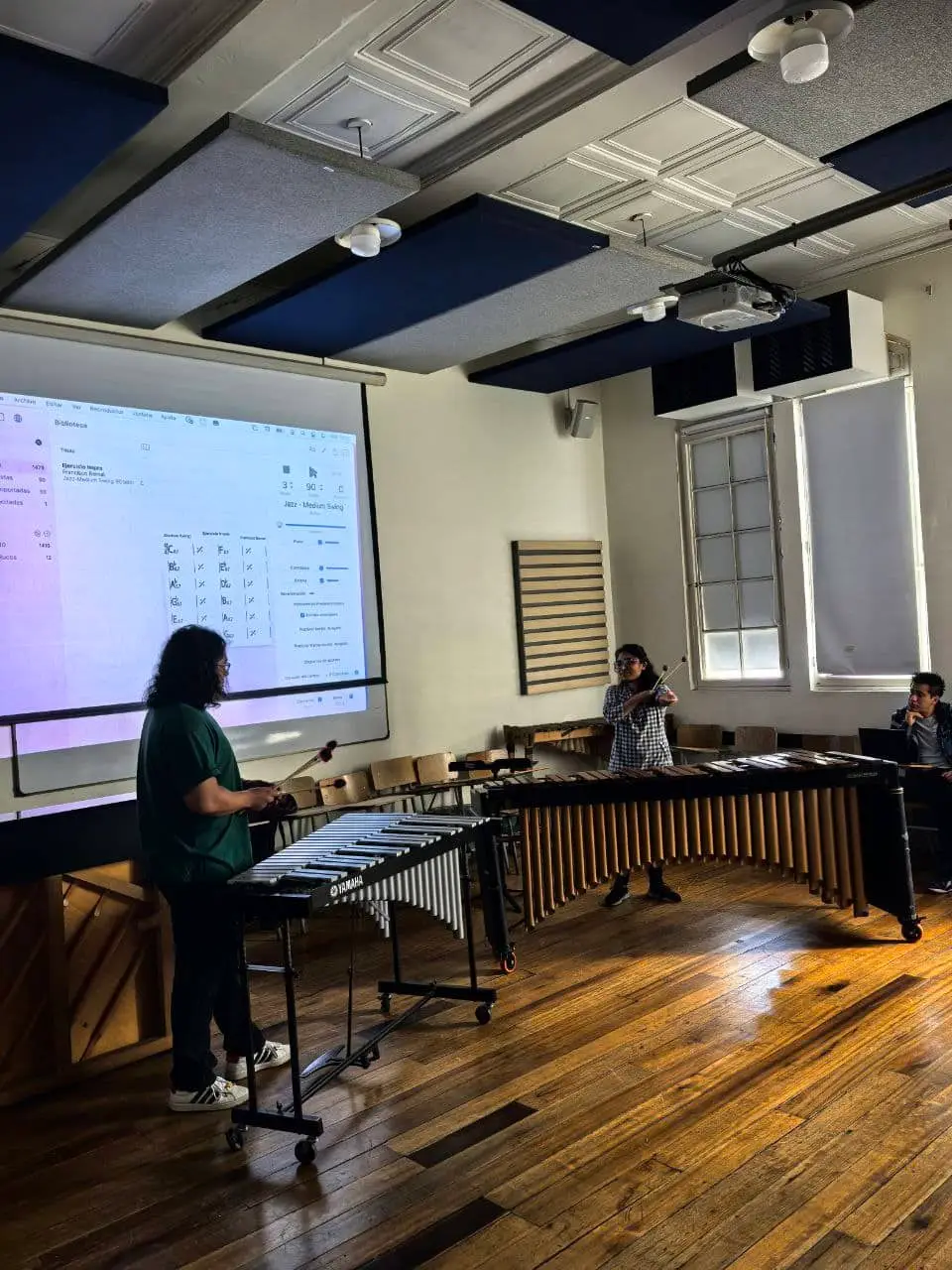 Francisco Bernal dando una clase en la Facultad de Artes de la ASAB