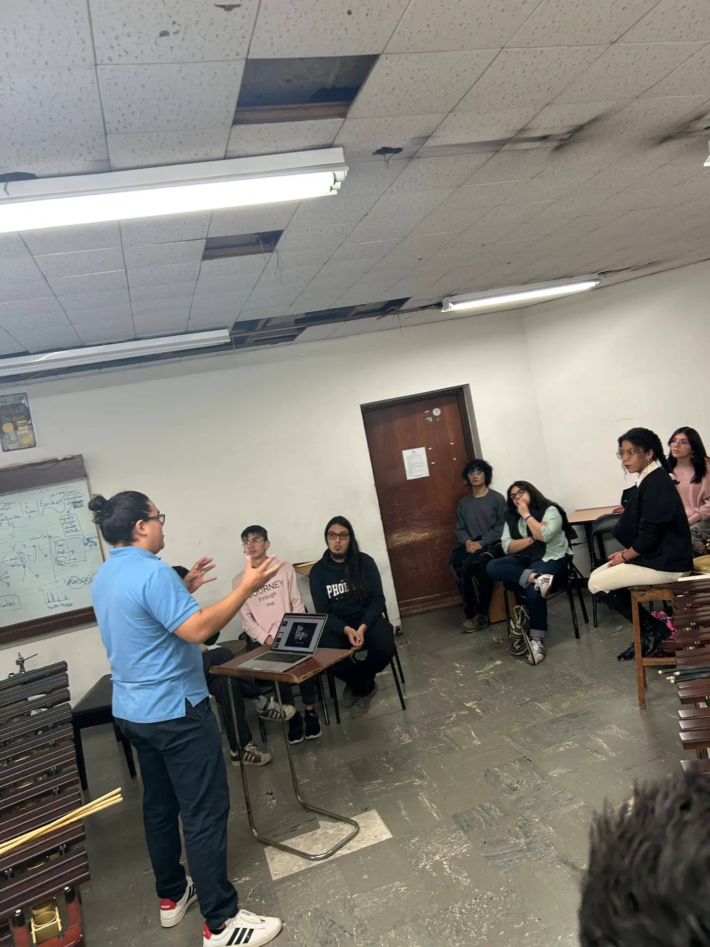 Francisco Bernal dando una clase en el Conservatorio de la Universidad  Nacional de Colombia