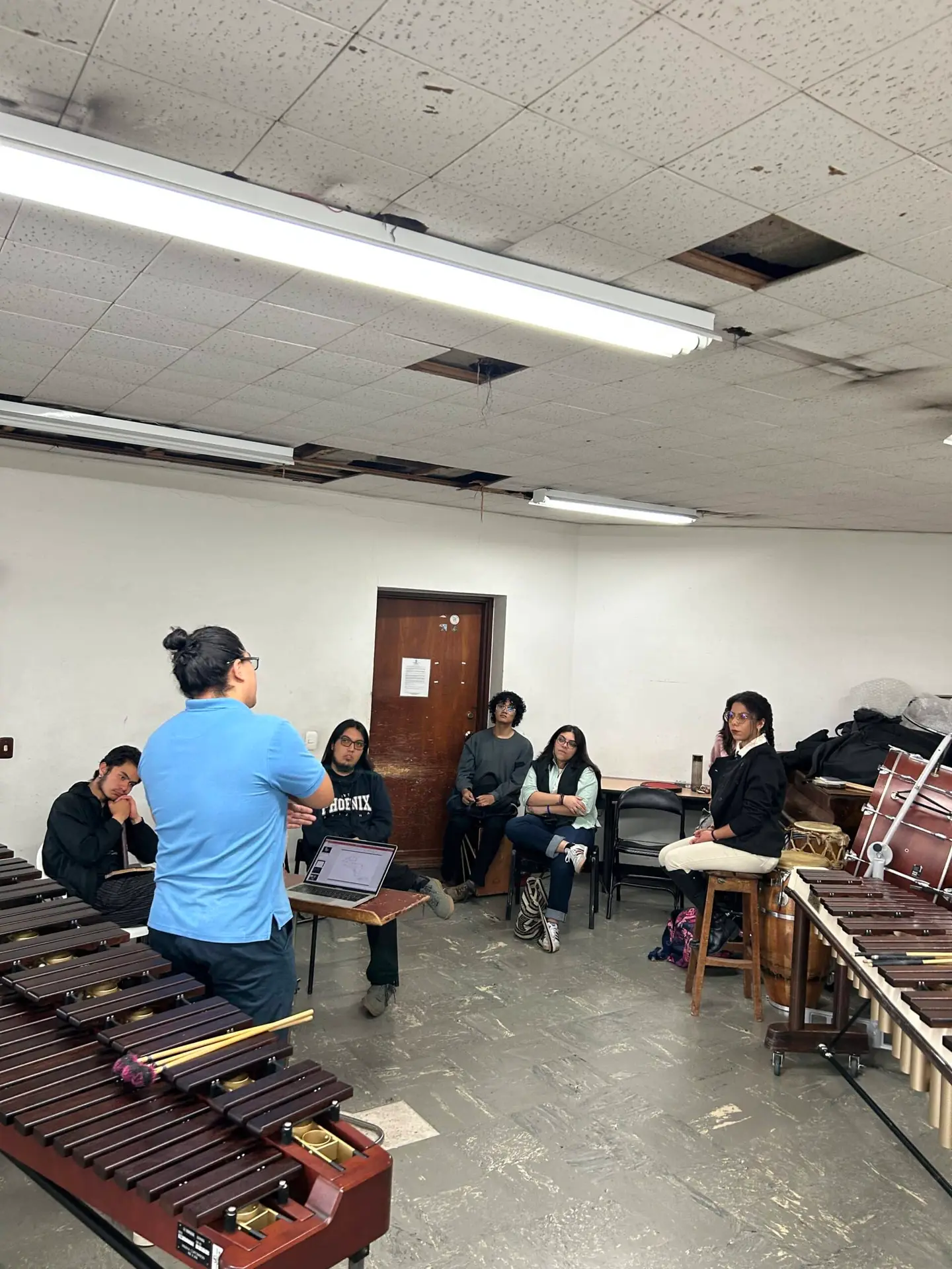 Francisco Bernal dando una clase en el Conservatorio de la Universidad  Nacional de Colombia