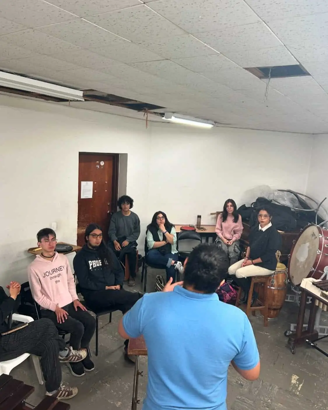 Francisco Bernal dando una clase en el Conservatorio de la Universidad  Nacional de Colombia