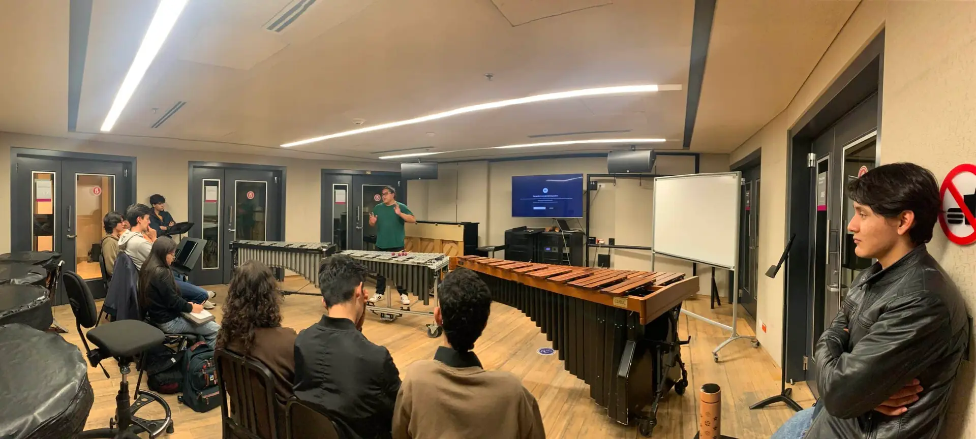 Francisco Bernal dando una clase en la Pontificia Universidad Javeriana 