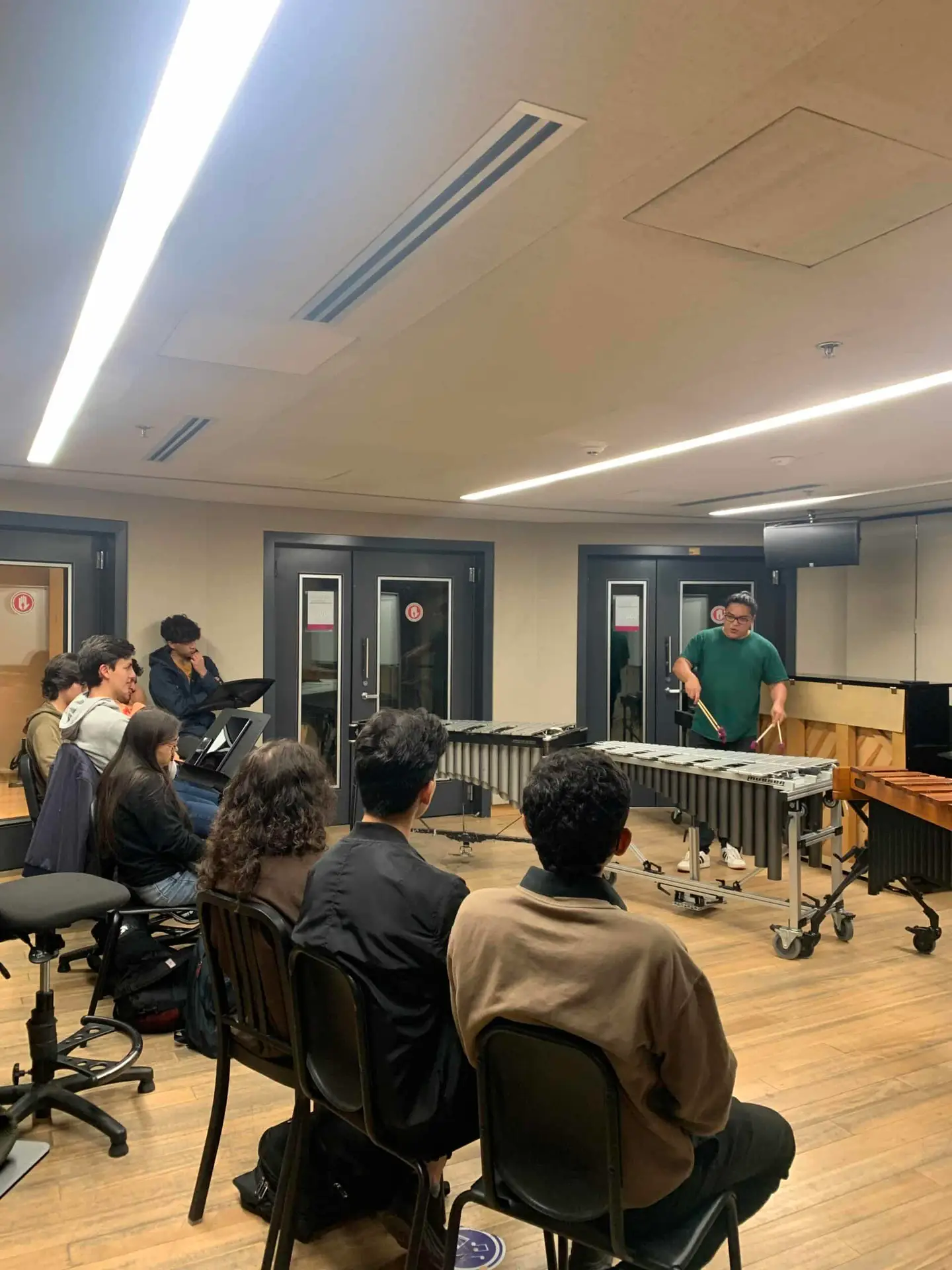 Francisco Bernal dando una clase en la Pontificia Universidad Javeriana 