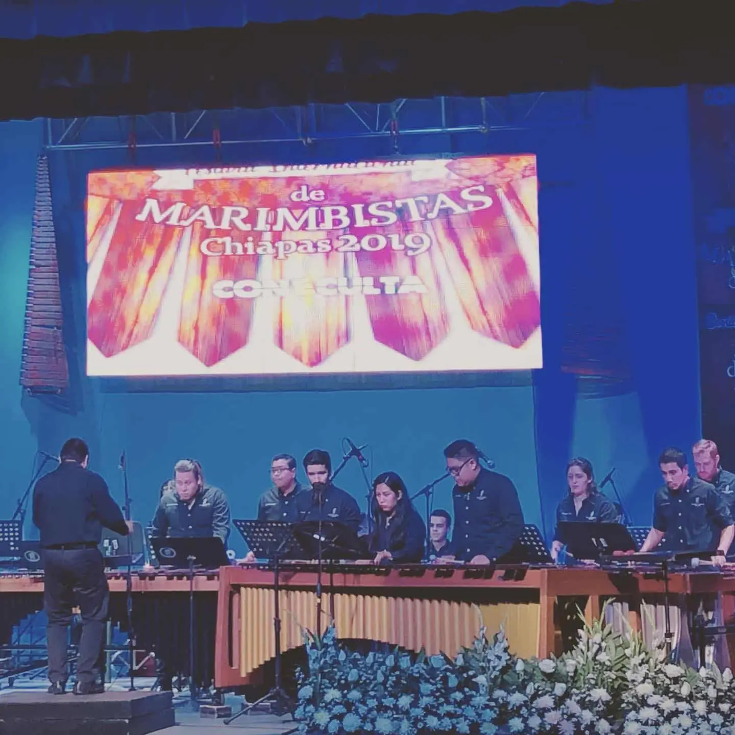 Francisco Bernal con la Filarmónica de Marimbas